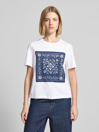 Frauenmodel trägt Damen T-Shirt mit Motiv-Print und Ziersteinbesatz von Rich & Royal, Reine Baumwolle, Regular-Fit, Rundhalsausschnitt, Rückenlänge 54 cm, Ganzkörperansicht von vorne.