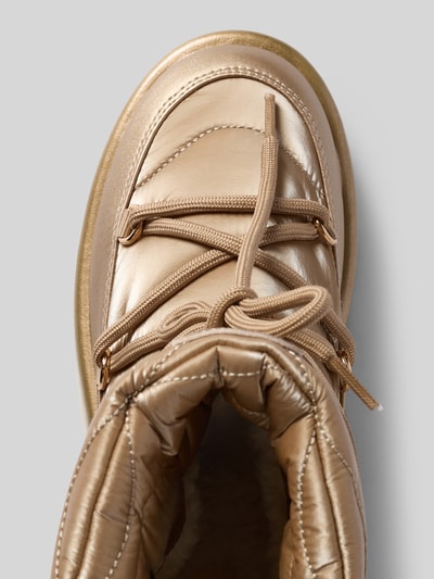 Produktfoto, Boots mit Label-Patch von Blauer USA in glänzendem Beige, abgerundete Form, strukturierte Plateausohle, Nahaufnahme Obermaterial