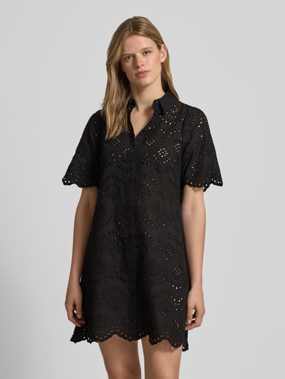 Frauenmodel trägt ausgestelltes Freizeitkleid aus reiner Baumwolle Modell 'VALAIS' von Only, unifarben, Mini-Länge, Hemdkragen, gewebte Details, Knopfleiste, Kurzarm, Ganzkörperansicht von vorne.