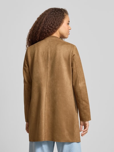 Frauenmodel trägt Regular Fit Jacke in Lederoptik Modell 'SOHO' von ONLY, Optik: Unifarben, Reverskragen, Langarm, seitliche Eingrifftaschen, Ganzkörperansicht Rückansicht.