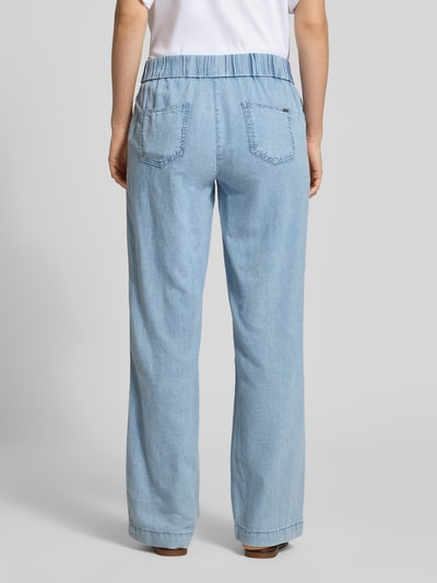 Frauenmodel trägt Wide Fit Jeans mit Leinen-Lyocell-Anteil Modell 'Pia' von TONI in hellem Blau, elastischer Bund, Gesäßtaschen, Ganzkörperansicht Rückansicht. Damen Jeans, Baumwoll-Mix mit Leinen-Lyocell-Anteil, Bundweite bei Größe 36: 35 cm, Innenbeinlänge bei Größe 36: 78 cm.