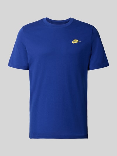 Produktfoto, Regular Fit T-Shirt aus reiner Baumwolle von Nike in kräftigem Blau mit gelbem Logo auf der Brust, glatte Struktur.