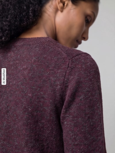 Frauenmodel trägt Regular Fit Pullover mit Rundhalsausschnitt Modell 'DOFFY' von VERO MODA in meliertem Dunkellila, Nahaufnahme Rückansicht, Damen Pullover von VERO MODA, KI-modifiziertes Bild.