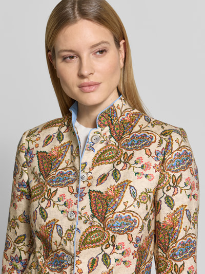 Frauenmodel trägt Slim Fit Blazer aus Leinen mit Stehkragen von WHITE LABEL, florales Muster, Beige mit bunten Akzenten, Nahaufnahme Oberkörper. Rückenlänge bei Größe 36: 72 cm, Brustweite: 44 cm, Ärmellänge: 63 cm, Knopfleiste, Pattentaschen.
