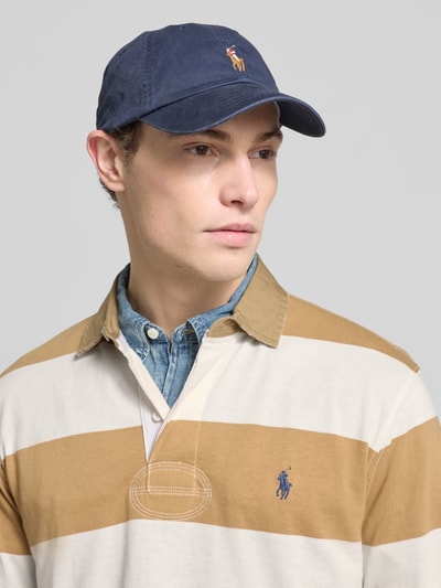 Mannelijk model draagt Sweatshirt met Label-Stitching van Polo Ralph Lauren in beige-wit met polokraag van puur katoen, regular fit, knoopsluiting. Nahaufnahme bovenlichaam.