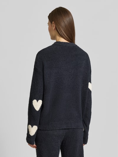 Modelka nosi Sweter z dzianiny 'Strickpullover im Allover-Look' od Jake*s Casual, krój relaxed fit, wzór na całej powierzchni, okrągły dekolt, długość tyłu w rozmiarze S: 56 cm, długość rękawów: 54 cm, widok całej sylwetki z tyłu.