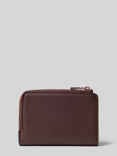 Produktfoto, portfel Portemonnaie mit Label-Applikation Modell 'MELODY' od GUESS, brązowy, faktura ziarnista, główna przegroda na zamek błyskawiczny, różne wewnętrzne kieszenie
