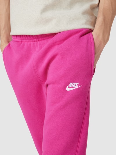 Nike Spodnie dresowe o kroju standard fit z mieszanki bawełny model ‘NSW CLUB JOGG’ Fuksjowy 3