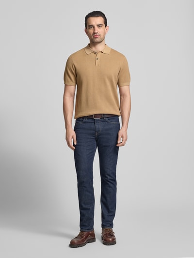 Männermodel trägt Slim Fit Poloshirt mit Strukturmuster Modell 'Johan' von Christian Berg Men in Beige, Reine Baumwolle, Ganzkörperansicht von vorne.