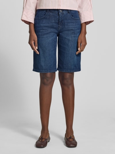 Frauenmodel trägt Bermudas mit Eingrifftaschen Modell 'Summer Clean' von MAC aus dunkelblauem Baumwoll-Mix, Ganzkörperansicht von vorne.