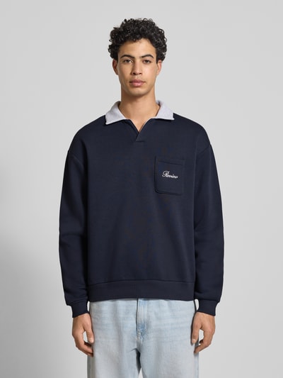 Männermodel trägt donkerblauw sweatshirt met contrastkraag en borstzak met geborduurd logo, katoenmix, regular fit, Review, Ganzkörperansicht von vorne.