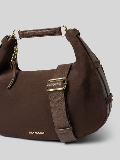 Produktfoto, Shoulder Bag aus reinem Kalbsleder Modell 'Lifetime Sister' von Hey Marly in Braun mit abnehmbarem Schulterriemen, sichtbare goldene Details, Hauptfach mit Reißverschluss, glatte und strukturierte Texturen, Maße 35x28x12 cm, Schulterriemen 90 cm