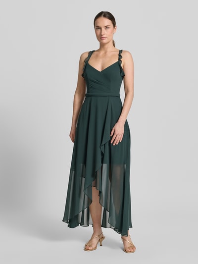 Frauenmodel trägt Cocktailkleid aus Chiffon mit Volants von V.M., A-Linie, Midikleid, V-Ausschnitt, Drapierungen, Ganzkörperansicht von vorne. Rückenlänge 109 cm, Brustweite 34 cm, Farbe dunkles Grün, luftige Textur.