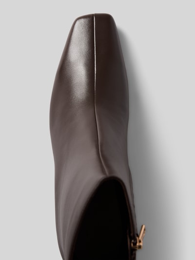 Produktfoto, botki 'Stiefeletten mit Reißverschluss' von Marc Cain Bags & Shoes w brązowym kolorze, gładka faktura, prosty nosek, zamek błyskawiczny, prosty krój cholewki, obcas szpilka, gładka podeszwa, wysokość obcasa: 5 cm, wysokość cholewki: 15 cm, szerokość w rozmiarze 40: 12 cm.
