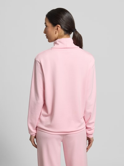 Vrouwenmodel draagt Sweatshirt met tunnelkoord model 'Banu' van Soyaconcept in lichtroze, losvallende snit, staande kraag, geribbelde boorden, materiaal-mix met modal, volledige rugaanzicht