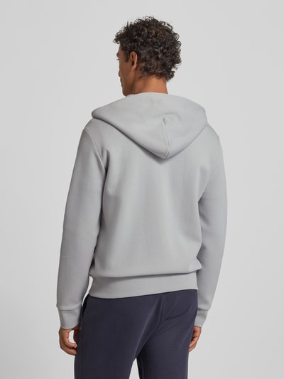 Männermodel trägt Sweatjacke mit Kapuze von Polo Ralph Lauren in Grau, Baumwoll-Elasthan-Mix, Regular-Fit, Ganzkörperansicht Rückansicht.