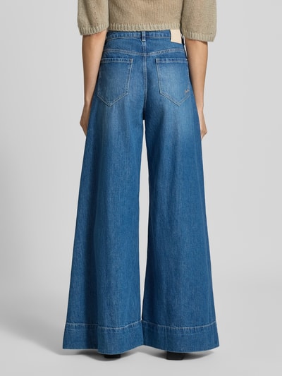 Vrouwenmodel draagt Wide & Loose Fit Jeans uit puur katoen model 'C_JANE HR' van BOSS Orange, blauwe denim, recht en wijd, volledige achteraanzicht.