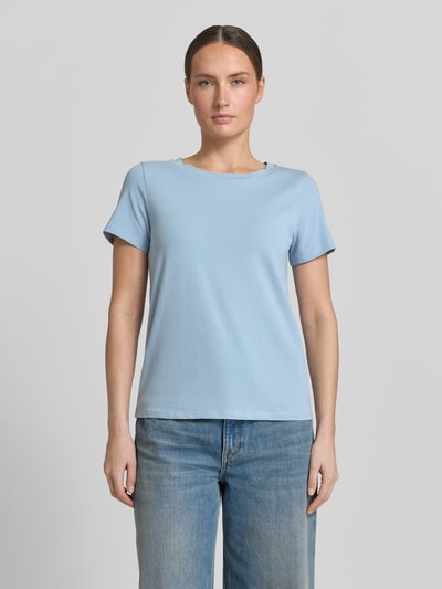 Vrouwenmodel draagt Regular Fit T-Shirt uit katoenmix model 'MULTIF' van Weekend Max Mara, effen lichtblauw, logo-print, jersey, ronde hals, korte mouwen. Volledig lichaamsaanzicht van voren.