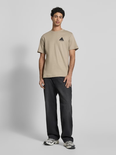 Mannelijk model draagt Regular Fit T-shirt met Logodetail van G-Star Raw, puur katoen, ronde hals, ruglengte maat M 70 cm, ganzekörperaanzicht van voren.