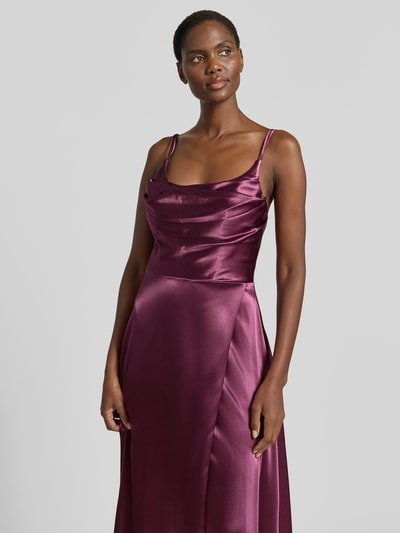 Frauenmodel trägt Abendkleid mit Spaghettiträgern von Hey Kyla in Satin, Tailliert, Wasserfallausschnitt, Ärmelloses-Design, Maxilänge, Nahtreißverschluss, Farbe Lila, Ganzkörperansicht von vorne. Rückenlänge bei Größe 36: 131 cm, Brustweite bei Größe 36: 34 cm.