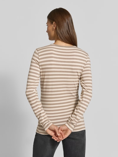 Vrouwenmodel draagt Skinny Fit Longsleeve uit viscosemix model 'Liana' van FREE/QUENT, dames longsleeve met ronde hals, rugaanzicht.