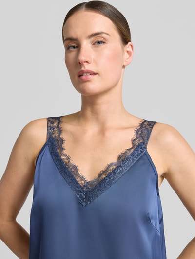 Frauenmodel trägt Trägertop mit Spitzenbesatz von Zero aus blauem Satin, Regular-Fit, V-Ausschnitt, Rückenlänge 40 cm, Nahaufnahme Oberkörper.