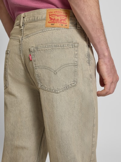 Männermodel trägt Loose Straight Fit Jeans im Used-Look Modell '565' von Levi's®, reine Baumwolle, Detailaufnahme Rückansicht.