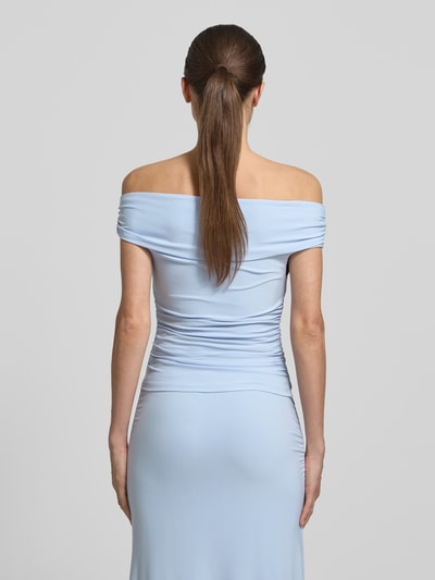Vrouwenmodel draagt Slim Fit T-Shirt met raffingen model 'Mimi' van Forever New in lichtblauw, elastische materiaal-mix, off-shoulder, rechte halslijn, ruglengte 50 cm maat 36, rugaanzicht, ganzekörperaanzicht