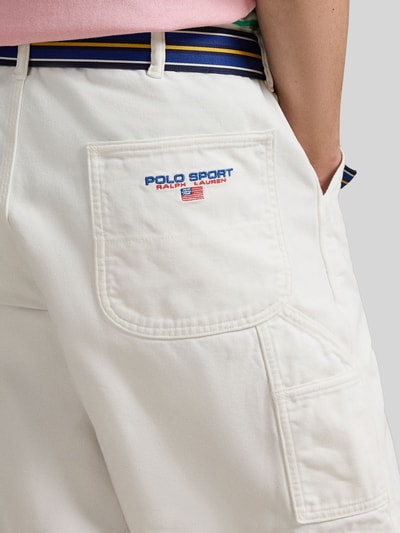 Männermodel trägt Regular Fit Bermudas aus reiner Baumwolle von Polo Ralph Lauren in Unifarbe mit Label Stitching, Detailaufnahme Rückansicht.