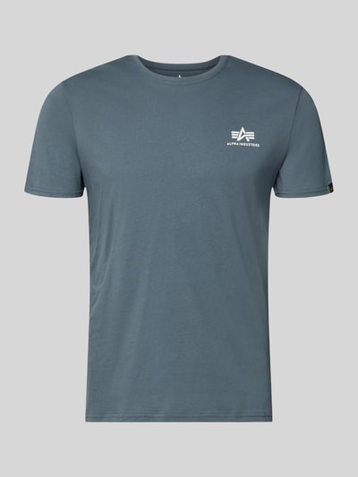 Produktfoto, T-Shirt mit Label-Details Modell 'BASIC' von Pegador z czystej bawełny, prosty krój, okrągły dekolt, długość tyłu w rozmiarze M: 67 cm, kolor niebieskoszary, gładka tekstura