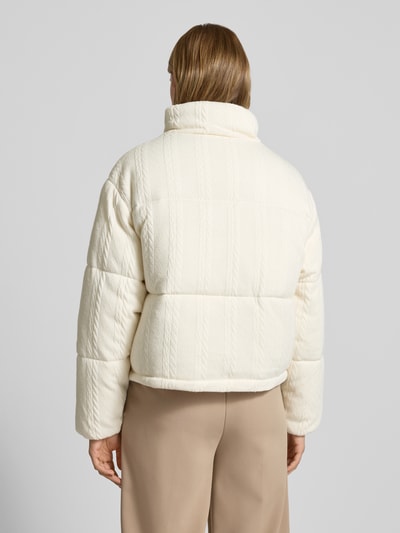 Review Kurtka pikowana ze stójką i wyhaftowanym logo Złamany biały 5