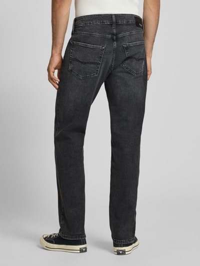 Männermodel trägt Regular Fit Straight Jeans aus katoen-lyocell-mix model 'CASH' van Pepe Jeans in denimlook met labelpatch, 5-pocketmodel, band op normale hoogte, knoop- en ritssluiting, twill-materiaalverwerking, achteraanzicht volledige lichaamsopname.