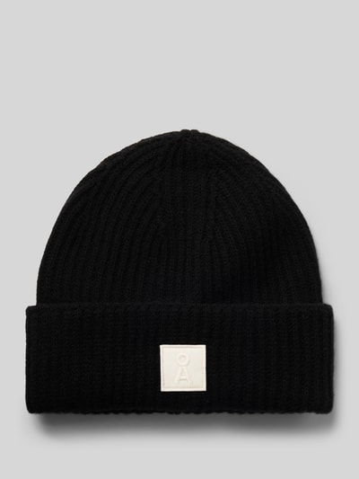 Produktfoto, schwarze, grobgestrickte Mütze aus reiner Wolle Modell 'ICONIC Å WOOL' von ARMEDANGELS, dezentes Label auf der Front. Damen Mütze.