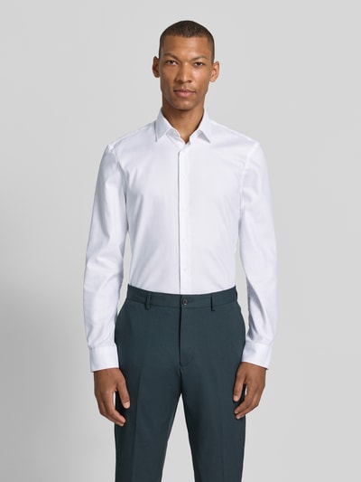 Männermodel trägt Super Slim Fit Business-Hemd mit Kentkragen von Jake*s aus Reine Baumwolle, Knopfleiste, Sportmanschetten, Ganzkörperansicht von vorne.
