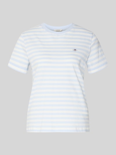 Produktfoto, T-Shirt mit Rundhalsausschnitt und Label-Stitching von Gant aus Reine Baumwolle im Regular-Fit, hellblau-weiß gestreift, Rückenlänge 56 cm in Größe S