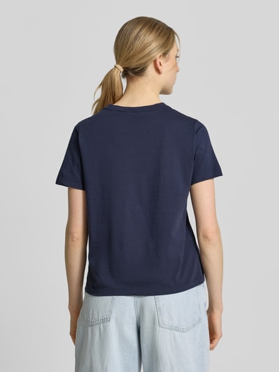 Frauenmodel trägt T-Shirt mit Label-Print von GANT, dunkelblau, Reine Baumwolle, Regular-Fit, Rundhalsausschnitt, Ganzkörperansicht Rückansicht.