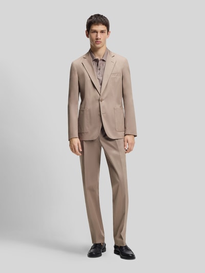 Männermodel trägt Slim Fit Bundfaltenhose aus Baumwoll-Mix Modell 'GENRICH' von HUGO, Optik: Unifarben, Ganzkörperansicht von vorne.
