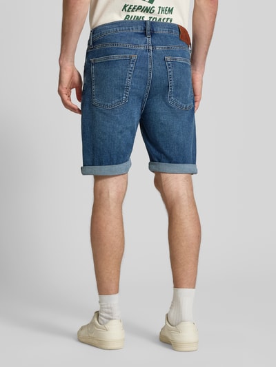Männermodel trägt Slim Fit Jeansshorts aus Baumwoll-Mix Modell 'HAMPTON' von Calvin Klein Jeans in Denim-Optik mit Label-Patch, 5-Pocket-Design, Gürtelschlaufen und Umschlag, Ganzkörperansicht Rückansicht.