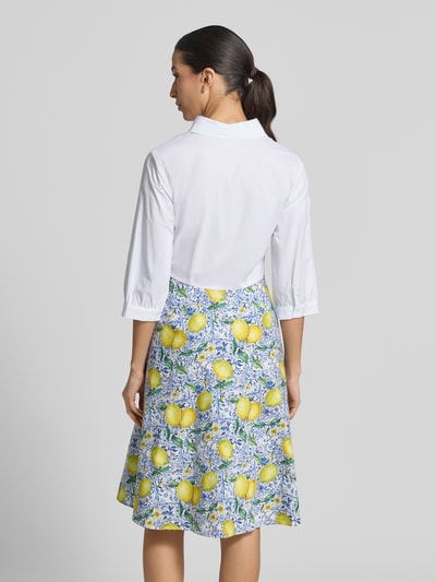 Vrouwenmodel draagt Minikleid im 2-in-1-Look van Christian Berg Woman Selection in wit en citroengeel met A-lijn, bloemenprint, hemdkraag, V-hals en knoopdetail van puur katoen, ruglengte 39 cm, borstwijdte 44 cm, mouwlengte 42 cm. Volledige achterkantaanzicht.