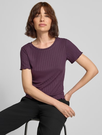 Frauenmodel trägt T-Shirt aus Viskose-Mix mit Muschelsaum von Rich & Royal, dunkelviolett, Strukturmuster, Nahaufnahme Oberkörper. Damen T-Shirt Regular Fit, Stretch-Anteil, Rundhalsausschnitt, Rückenlänge Größe S 50 cm.