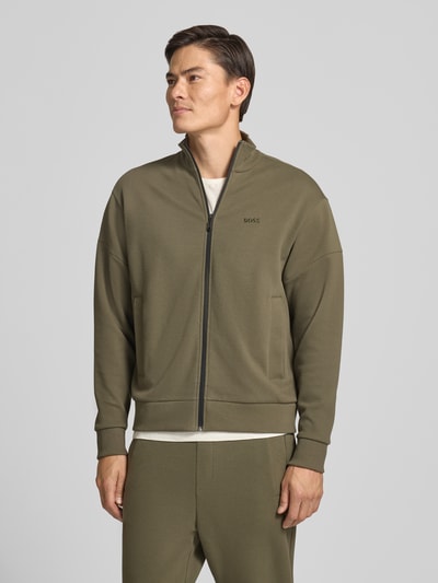 Männermodel trägt Regular Fit Sweatjacke aus Baumwoll-Mix Modell 'SW_Union Skaz' von BOSS, olivgrün, glatte Struktur, Ganzkörperansicht von vorne, Herren Sweatjacke von BOSS.