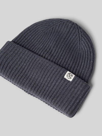 Produktfoto, dunkelgraue Strickstruktur, breiter Umschlag mit Label-Patch, Mütze aus Viskose-Mix Modell 'GALINE RACHELLE ICON' von MSCH Copenhagen