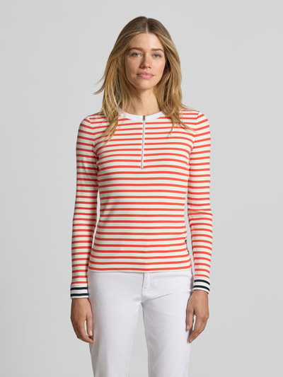 Frauenmodel trägt Longsleeve mit Rundhalsausschnitt und Reißverschluss von Marc Cain im Streifendesign, Baumwoll-Elasthan-Mix, Regular Fit, Ganzkörperansicht von vorne.