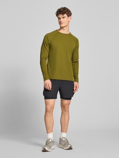 Mannenmodel draagt Longsleeve met Label-Print model 'SORONA' van HALO, regular fit, ronde hals, olijfgroen, voorkant, gehele lichaam.
