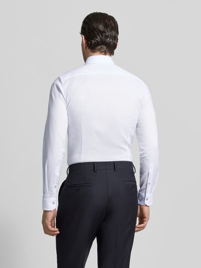Męski model nosi Slim Fit Businesshemd mit Kentkragen od OLYMP No. Six, elastyczna bawełna, krój slim fit, długi rękaw, sportowe mankiety, kolor biały, całkowita długość tyłu w rozmiarze 40 to 81 cm, szerokość ramion 43 cm, długość rękawa 67 cm, widok całej sylwetki z tyłu.