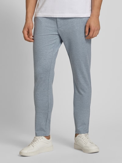 Męski model nosi Slim Fit Chino aus Viskose-Mix Modell 'MARK' von Only & Sons, efekt: jednolity kolor, melanż, mieszanka wiskozy, wpuszczane i tylne kieszenie, zapięcie na guzik i zamek, aplikacja z metką, szlufki na pasek, Ganzkörperansicht von vorne.