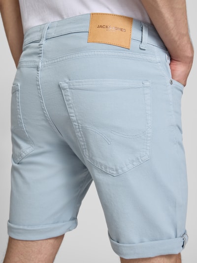 Männermodel trägt hellblaue Jeansshorts mit Umschlag und Eingrifftaschen Modell 'RICK ALLEN' von Jack & Jones, Baumwoll-Elasthan-Mix, Regular Fit, Produktdetailansicht Rückansicht.