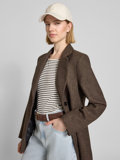 Frauenmodel trägt Regular Fit Longsleeve aus Lyocell-Mix von Windsor, gestreiftes Design, 3/4-Arm, Envelope-Ausschnitt, Nahaufnahme Oberkörper.