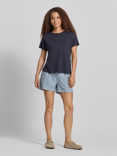 Frauenmodel trägt Shorts mit elastischem Bund und Kordelzug von Guess Jeans aus Reine Baumwolle im Loose-Fit mit Seitliche Eingrifftaschen, Ganzkörperansicht von vorne.