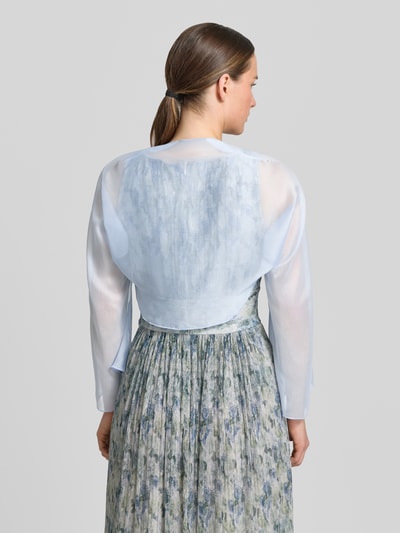 Frauenmodel trägt Semitransparenter Bolero aus fließendem Stoff von Swing, hellblau, Chiffon, fließend, zarte Textur, Rückenansicht, Ganzkörperansicht Rückansicht.